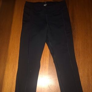Cropped black leggings. Small